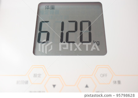 重量約 60kg (61.2kg) / 用秤測量的圖像 重量約 60kg (61.2kg) / 用秤測量的圖像 95798628