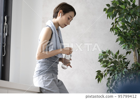 訓練補水鍛煉後休息的女人 95799412