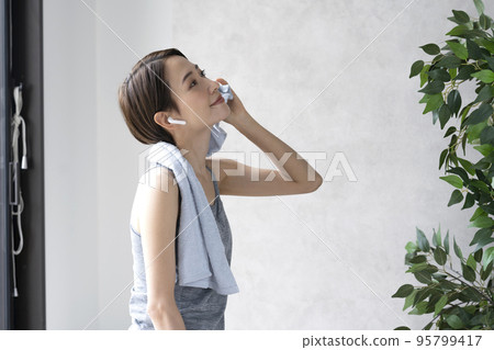 Woman resting after training hydration workout 95799417