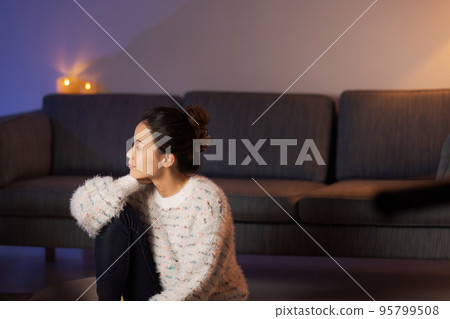 晚上在家放鬆的女人 95799508