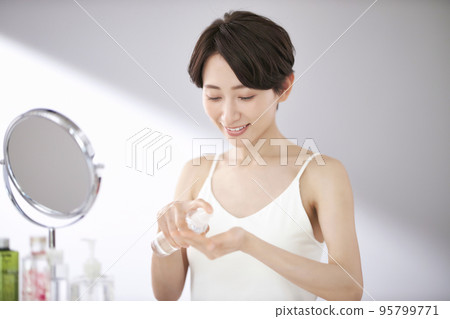 做皮膚護理的中年婦女 做皮膚護理的中年婦女 95799771