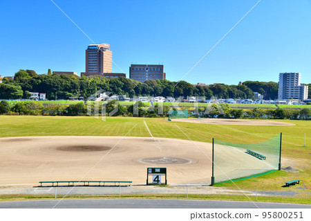 Looking towards Wayo Women's University and Chiba University of Commerce over the Edogawa Ground (Edogawa Ward, Tokyo) [October 2022] 95800251