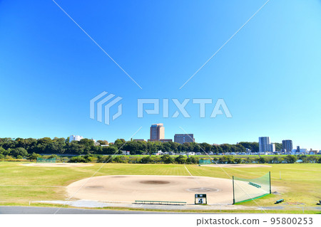 Looking towards Wayo Women's University and Chiba University of Commerce over the Edogawa Ground (Edogawa Ward, Tokyo) [October 2022] 95800253