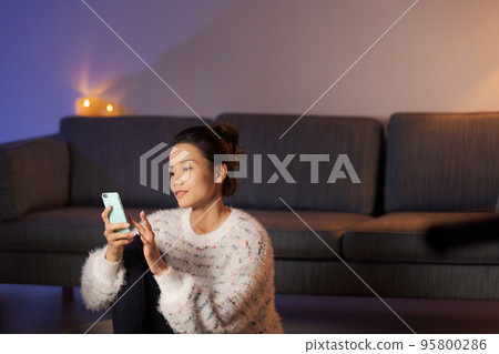 晚上在家放鬆的女人 晚上在家放鬆的女人 95800286