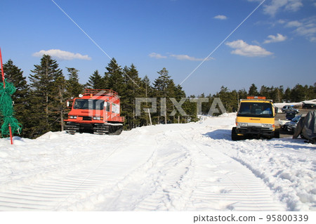 Remaining snow on Shibutoge Pass and a snowplow Remaining snow on Shibutoge Pass and a snowplow 95800339