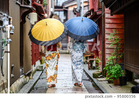 一個和服女孩在雨中漫步在東茶屋區 95800356