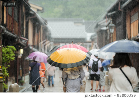 一個和服女孩在雨中漫步在東茶屋區 95800359
