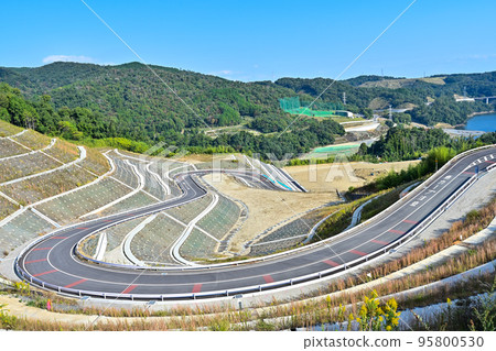 具有連續曲線的山路的圖像照片 具有連續曲線的山路的圖像照片 95800530