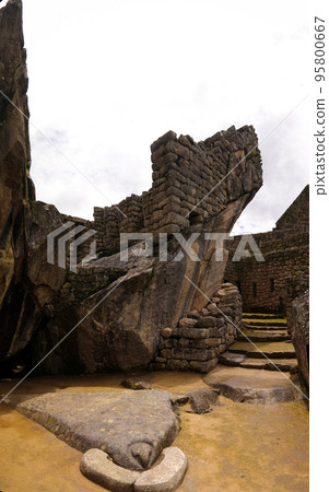 Close-up Polygonal masonry in Machu Picchu archaeological site , Cuzco, Peru 95800667