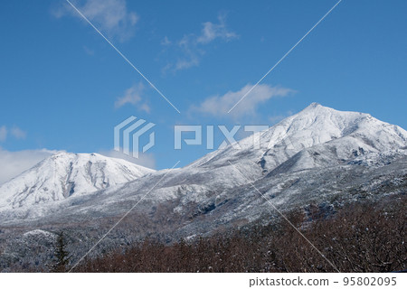 秋天被雪覆蓋的十胜山脈 秋天被雪覆蓋的十胜山脈 95802095