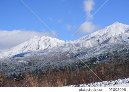 秋天被雪覆蓋的十胜山脈 秋天被雪覆蓋的十胜山脈 95802096
