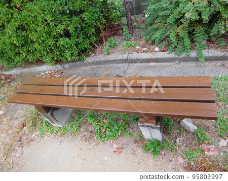雨中的長木凳 95803997