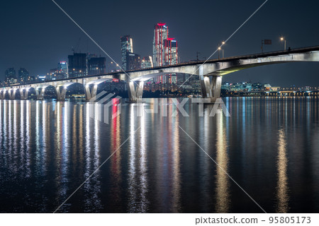 Han river and Seoul cityscape night view in South Korea 95805173