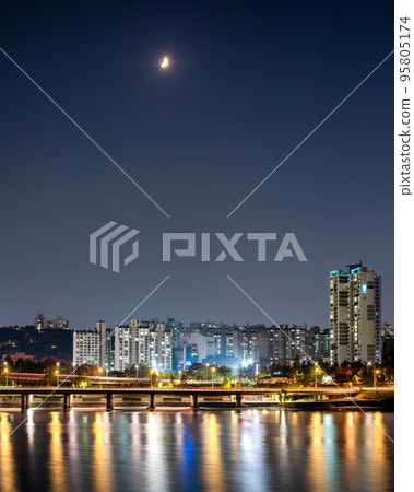 Han river and Seoul cityscape night view in South Korea 95805174