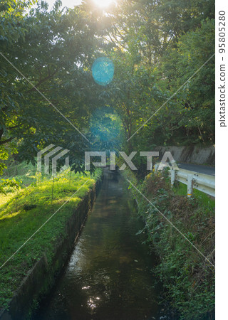 Light shining on the irrigation canal [Azumino] 95805280