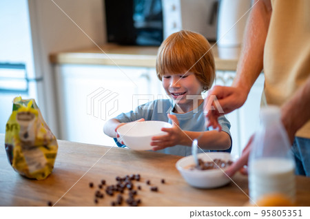 Young father making breakfast for his little son 95805351