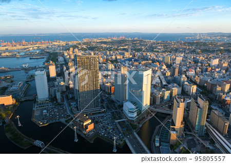 黃昏時分從橫濱地標塔天文台看到的神奈川縣橫濱市港未來 95805557