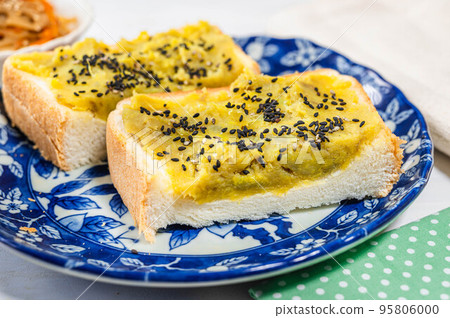 Toast with plenty of sweet potato paste 95806000