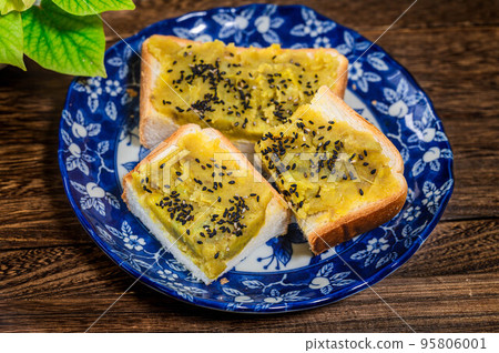 Toast with sweet potato paste 95806001