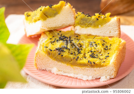 Toast with sweet potato paste 95806002