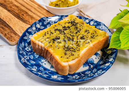 Toast with plenty of sweet potato paste 95806005