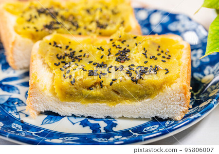 Toast with plenty of sweet potato paste 95806007