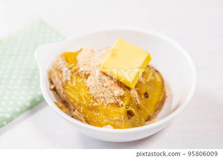Making sweet potato butter 95806009
