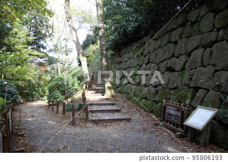 Kanazawa Castle Park with colored leaves: Sanjukken Nagaya Course (Kanazawa City, Ishikawa Prefecture) 95806193