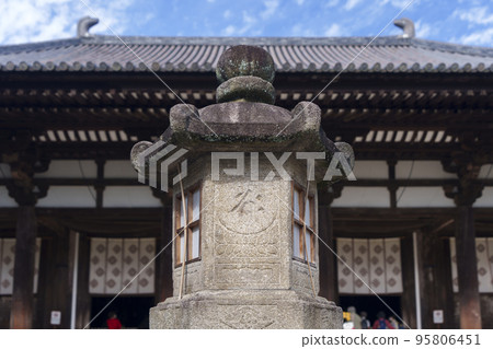 東招提寺大殿和石燈籠 95806451