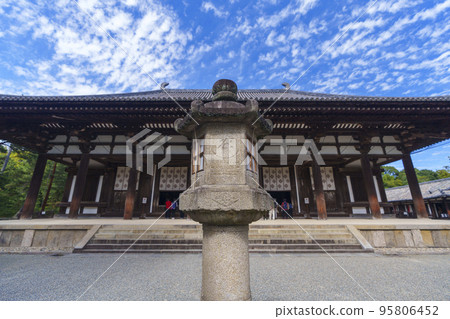 東招提寺大殿和石燈籠 95806452