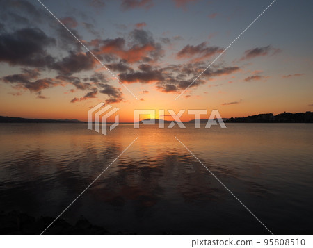 Evening view of Lake Shinji Evening view of Lake Shinji 95808510