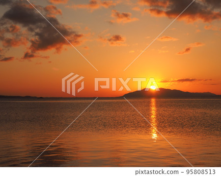 Evening view of Lake Shinji Evening view of Lake Shinji 95808513