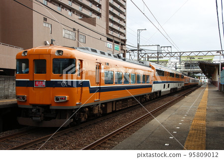 Kintetsu Limited Express Snack Car + Vista EX on the Kintetsu Nagoya Line (Kintetsu Nagoya ⇔ Osaka Namba) 95809012