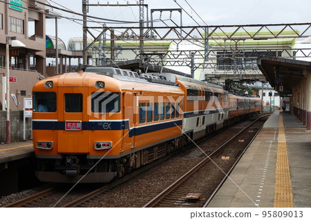 Kintetsu Limited Express Snack Car + Vista EX on the Kintetsu Nagoya Line (Kintetsu Nagoya ⇔ Osaka Namba) 95809013