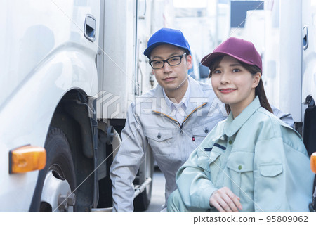 檢查卡車輪胎的男性和女性司機 95809062