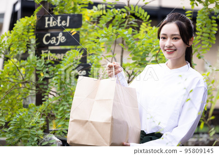 woman delivering lunch woman delivering lunch 95809145