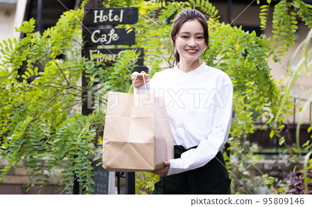woman delivering lunch woman delivering lunch 95809146