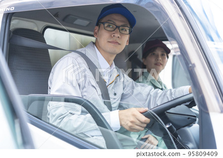 Driver confirming safety before departure 95809409