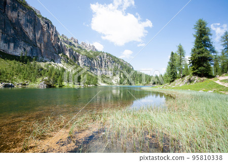 Federa alpine lake landscape, italian dolomites panorama 95810338