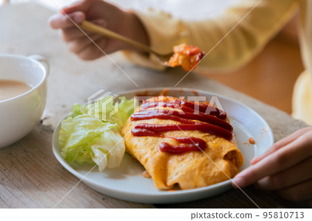 Lunch time with handmade omelet rice 95810713