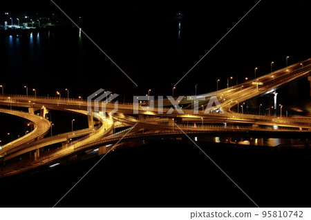 從小金山看廣島高速公路二保路口夜景 從小金山看廣島高速公路二保路口夜景 95810742