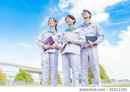 穿著工作服的工程師團隊 95811105