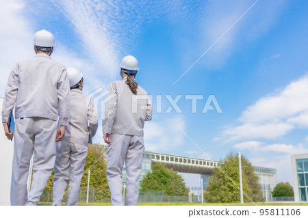戴頭盔的工程師的後視圖 95811106