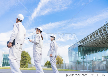 戴頭盔的工程師的後視圖 戴頭盔的工程師的後視圖 95811107