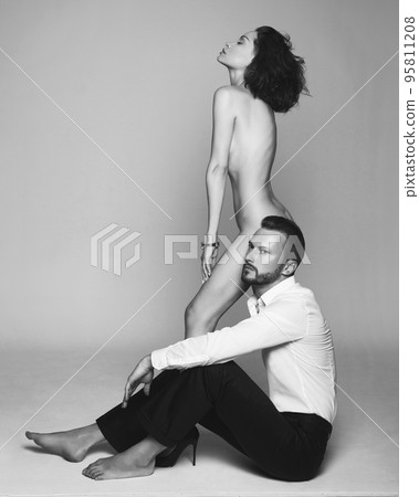 Sexy beautiful couple posing in a photo studio 95811208