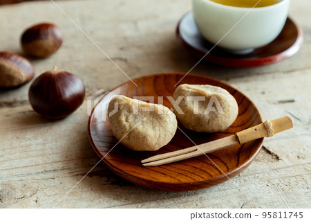 用手工栗子金頓和茶休息一下 用手工栗子金頓和茶休息一下 95811745