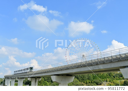 Aichi Rapid Transit Tobu Kyuryo Line (Linimo) and Ferris wheel 95811772