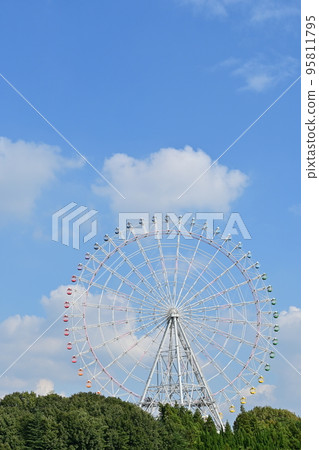 晴朗的雲彩和摩天輪 晴朗的雲彩和摩天輪 95811795