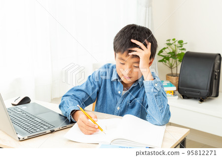 boy studying at home 95812271