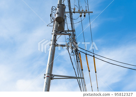 藍天和輸電線 95812327